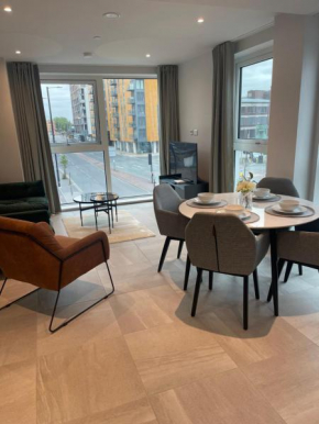 lovely 2 bedroom, city centre, Gym, king size bed